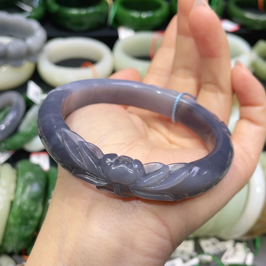 未镶嵌手镯和田玉55。    圈口62