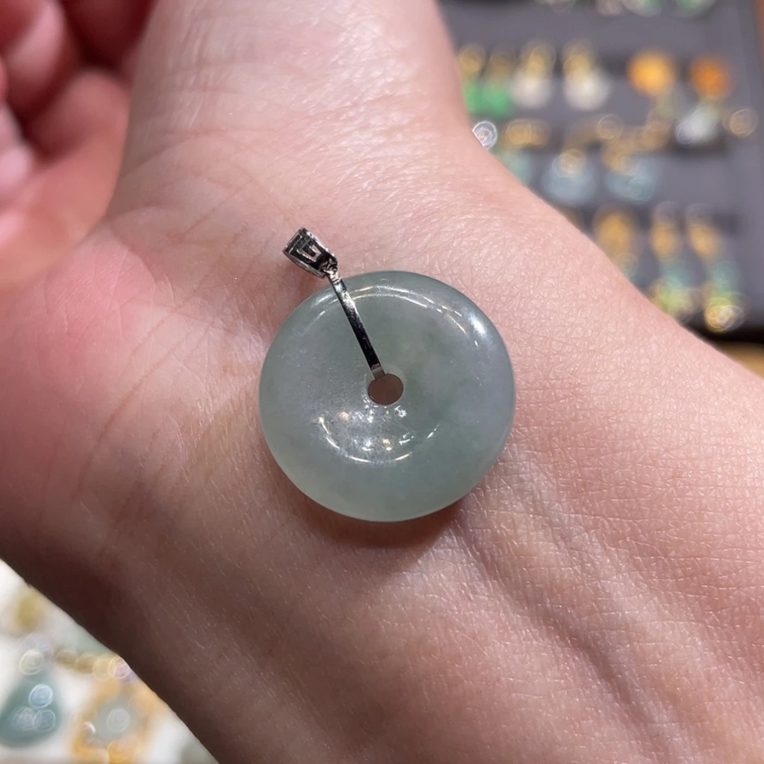 翡翠颈饰18K金镶嵌飘花平安扣