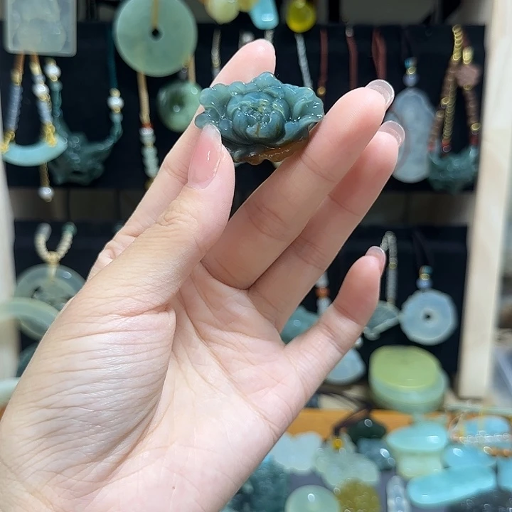蛇纹石玉合金颈饰牡丹