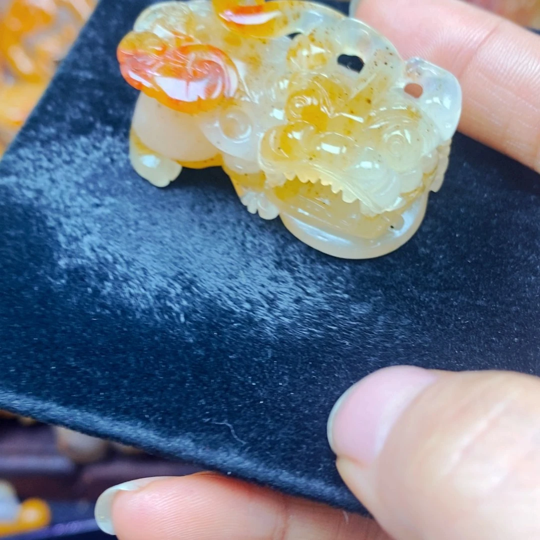 未镶嵌石英质玉（黄龙玉）颈饰