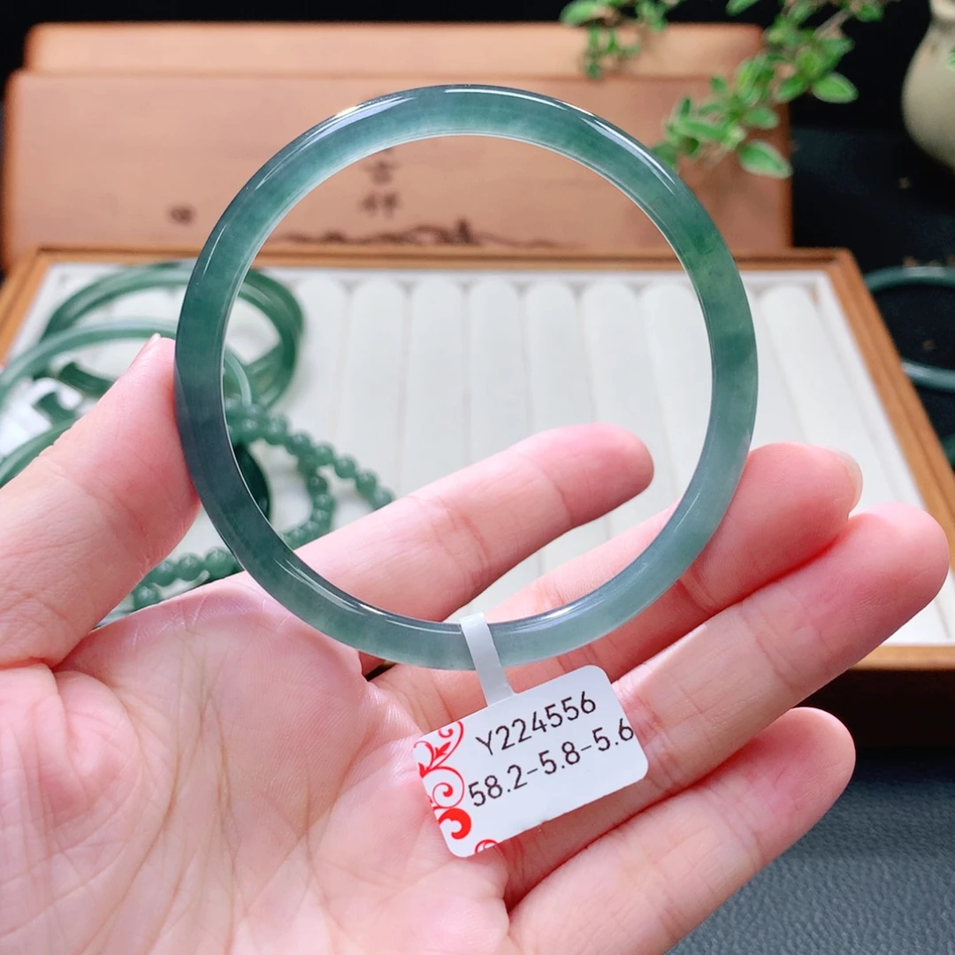 翡翠未镶嵌手镯（圆镯）