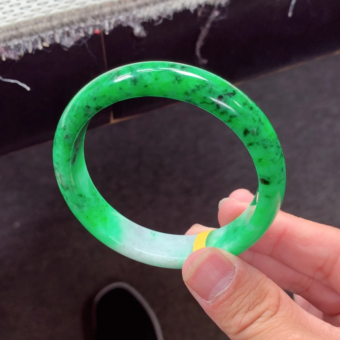 翡翠手镯未镶嵌缅甸