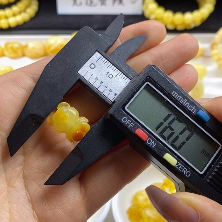 蜜蜡裸石未镶嵌淡**心微瑕