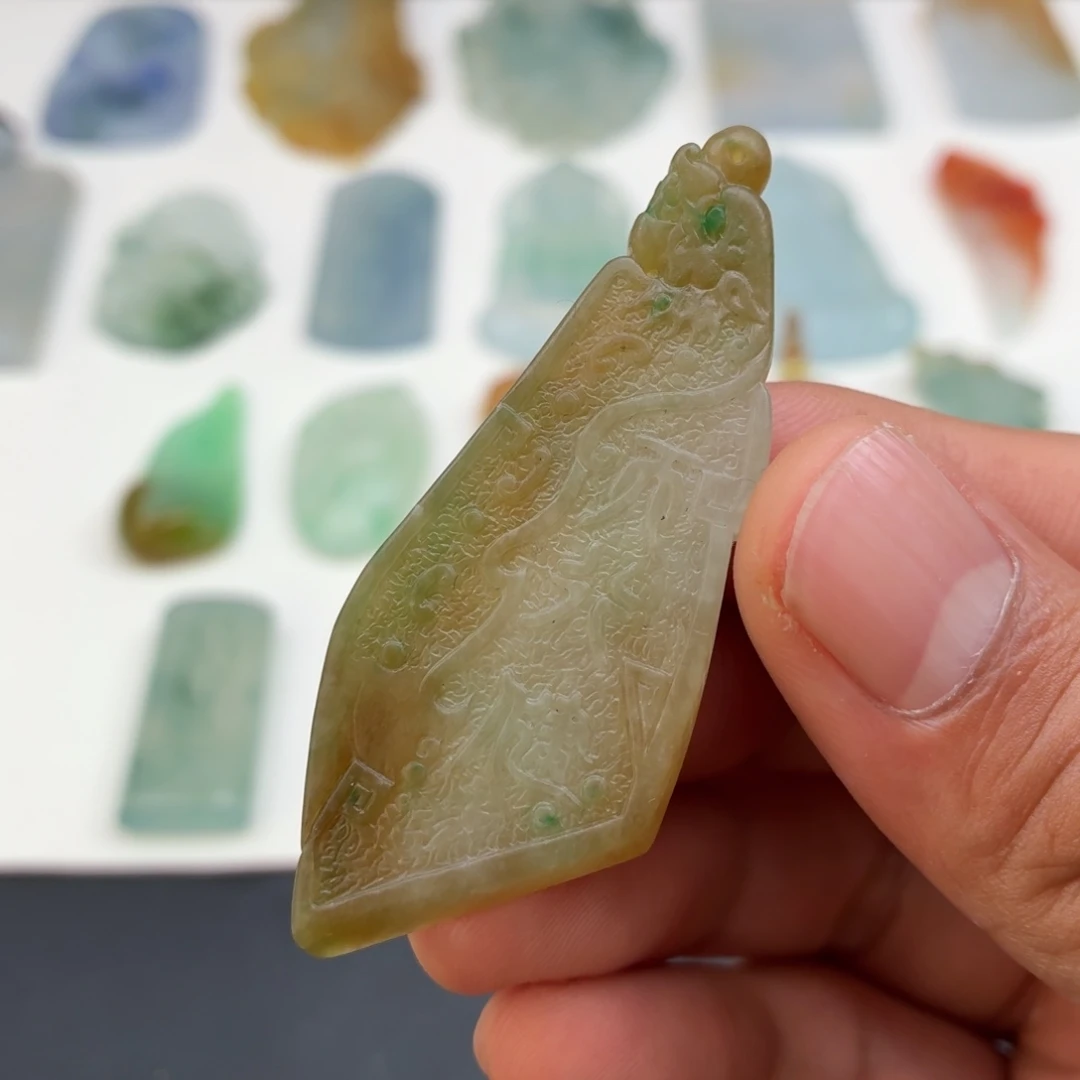 定制翡翠未镶嵌黄加绿龙图腾玉佩