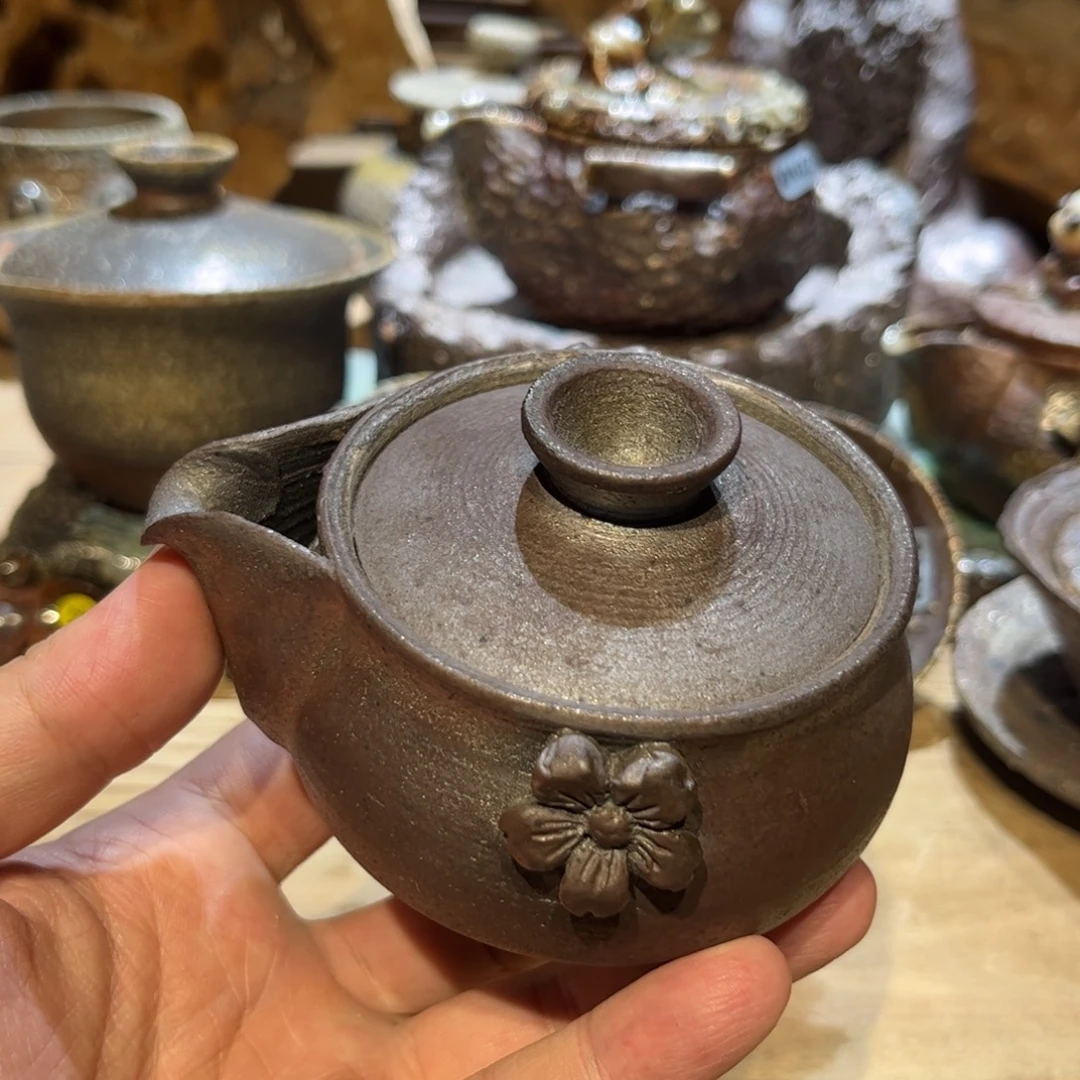 柴烧铁胎宝瓶。