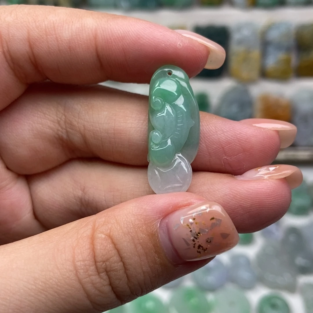 翡翠未镶嵌吊坠(赠链)