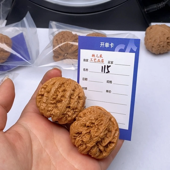 文玩核桃吊坠115粗筋