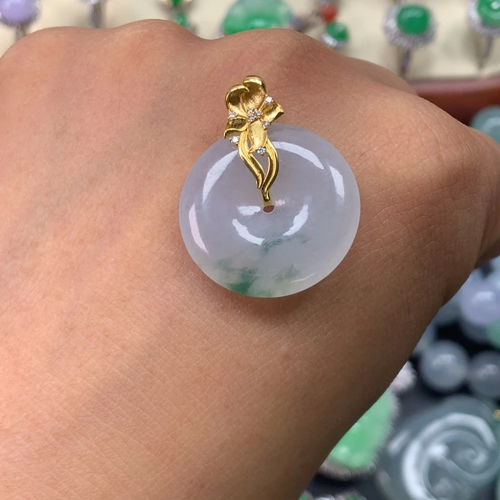 翡翠18K金镶嵌颈饰平安扣