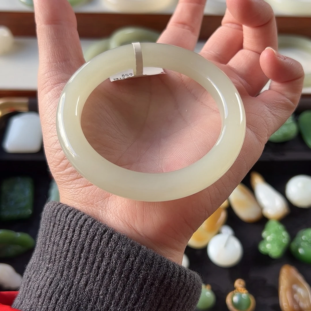 和田玉未镶嵌手镯