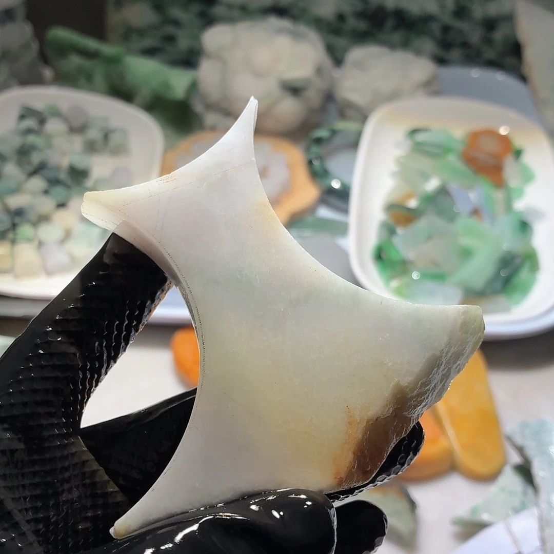 翡翠未镶嵌颈饰边角料