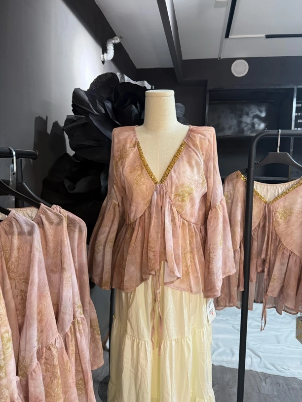 名媛风甜辣妹粉色V领衬衫女2025新款气质衬衣印花减龄显瘦雪纺衫