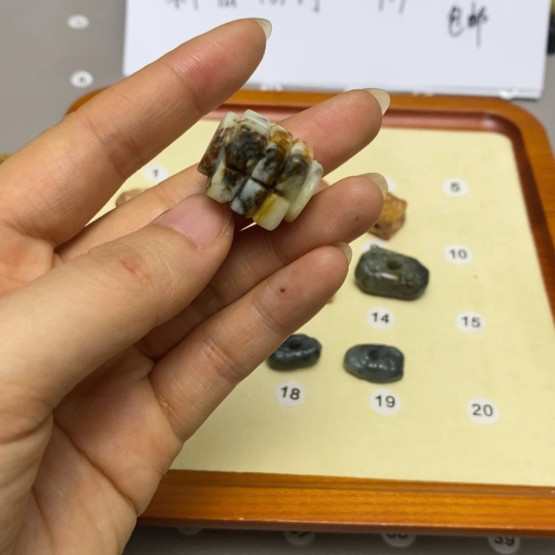 蛇纹石玉配饰合金随****梅