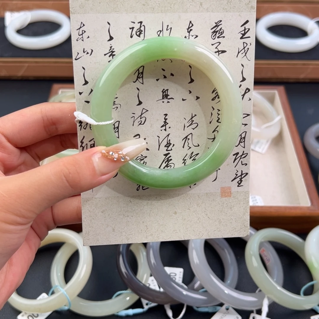 和田玉未镶嵌手镯有微瑕