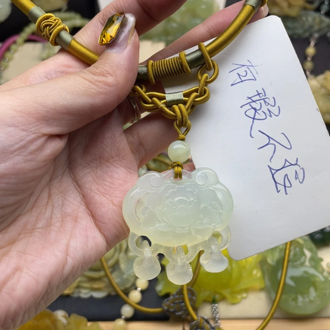 蛇纹石玉颈饰未镶嵌