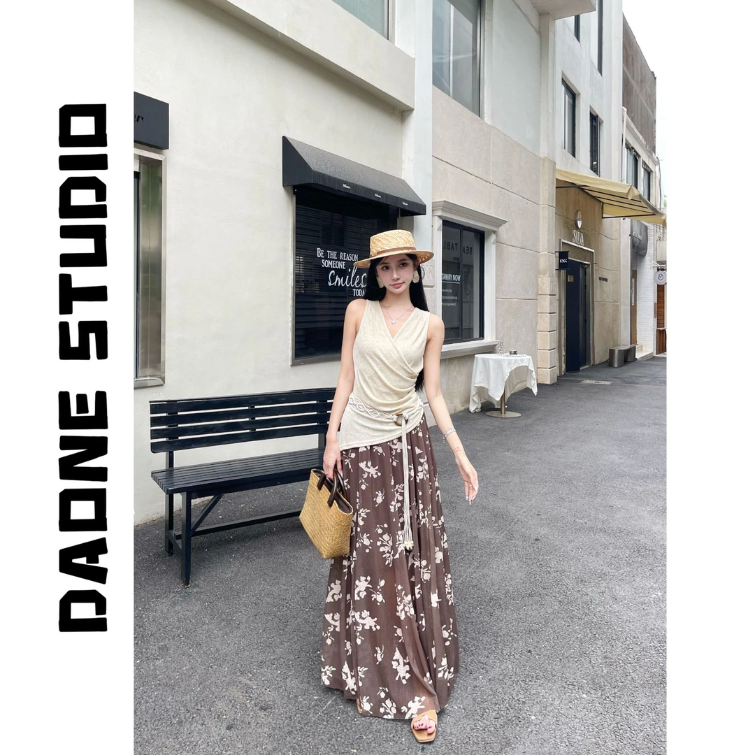 DAONE气质温柔交叉领无袖不规则针织上衣+咖色印花网纱半身裙套装