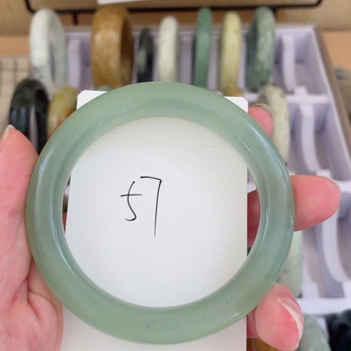 蛇纹石玉手镯未镶嵌向*者