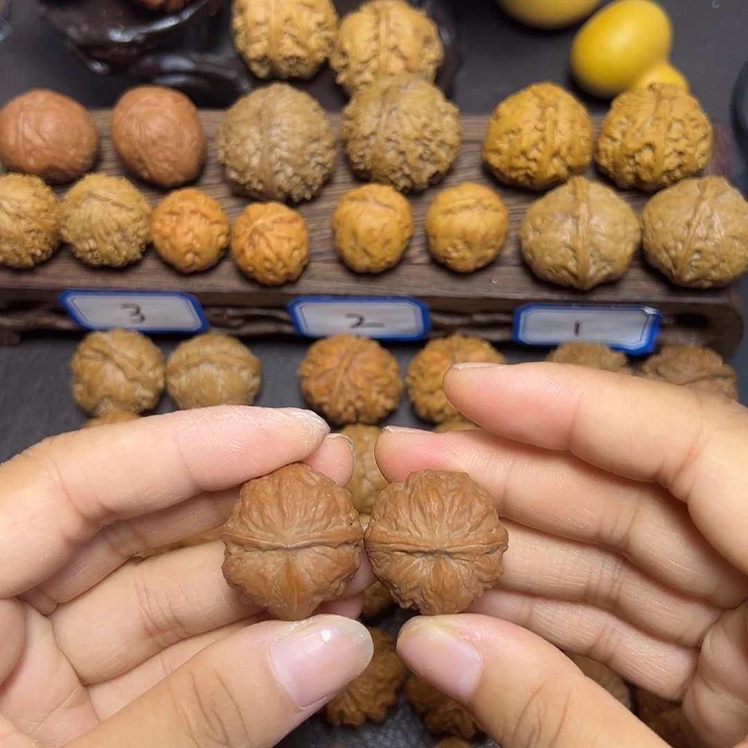 文玩核桃把件红皮异形27