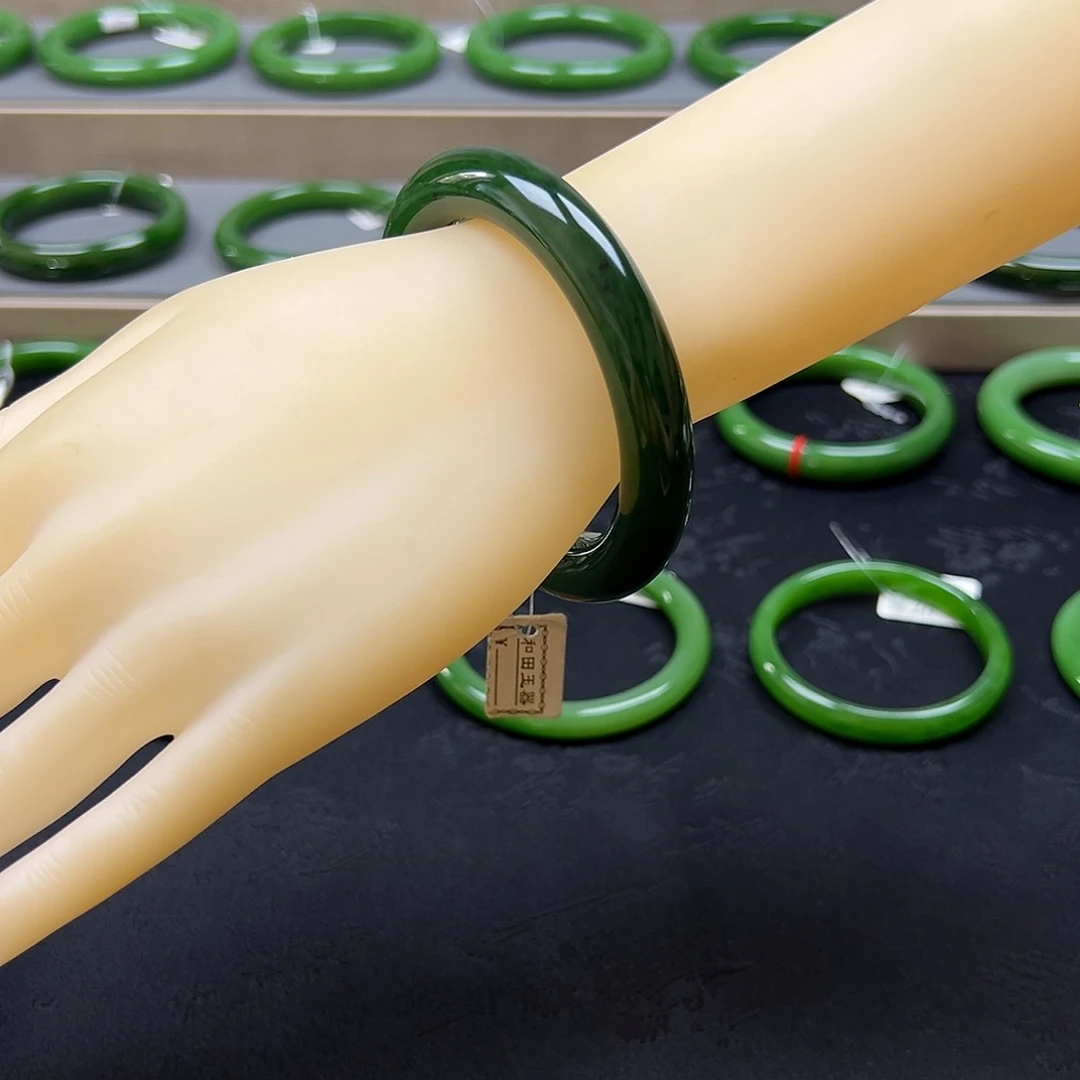 未镶嵌手镯和田玉（碧玉）胖圆红皮碧玉