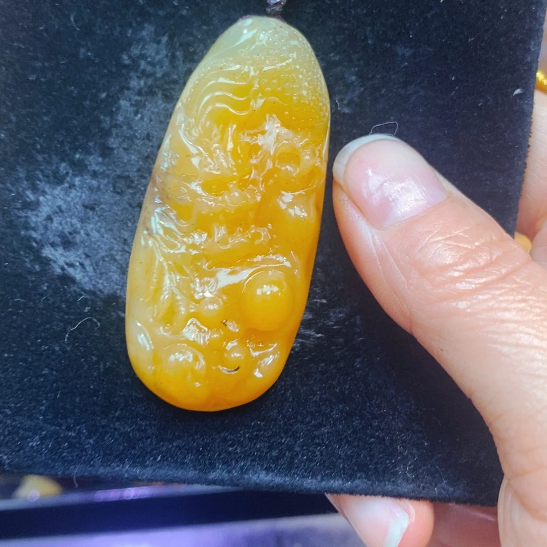 未镶嵌石英质玉（黄龙玉）颈饰