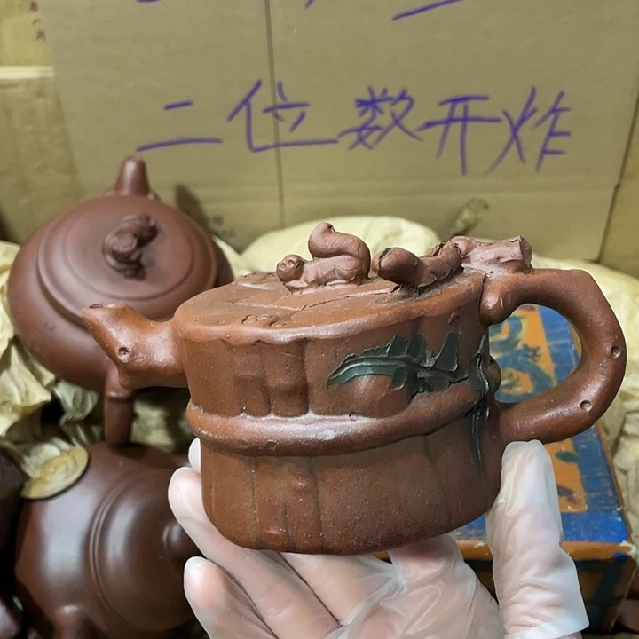 紫砂茶壶原矿泥料，手工制作一把紫砂壶。