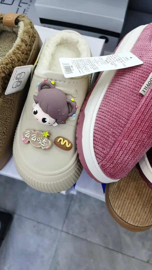 听主播讲解下单，冬季潮流新款，防滑防水耐磨轻底，时尚休闲舒适鞋