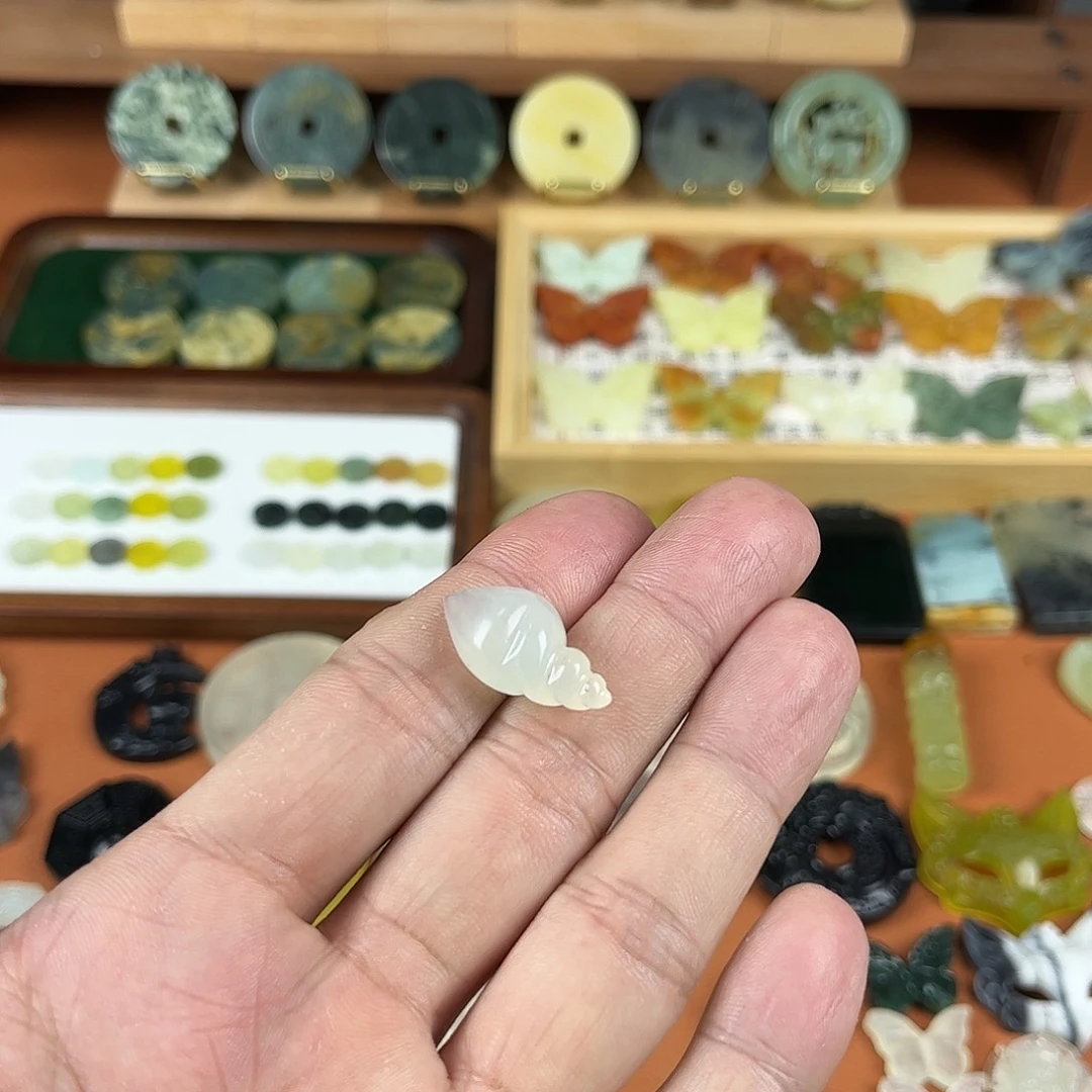 梦***溪蛇纹石玉未镶嵌颈饰