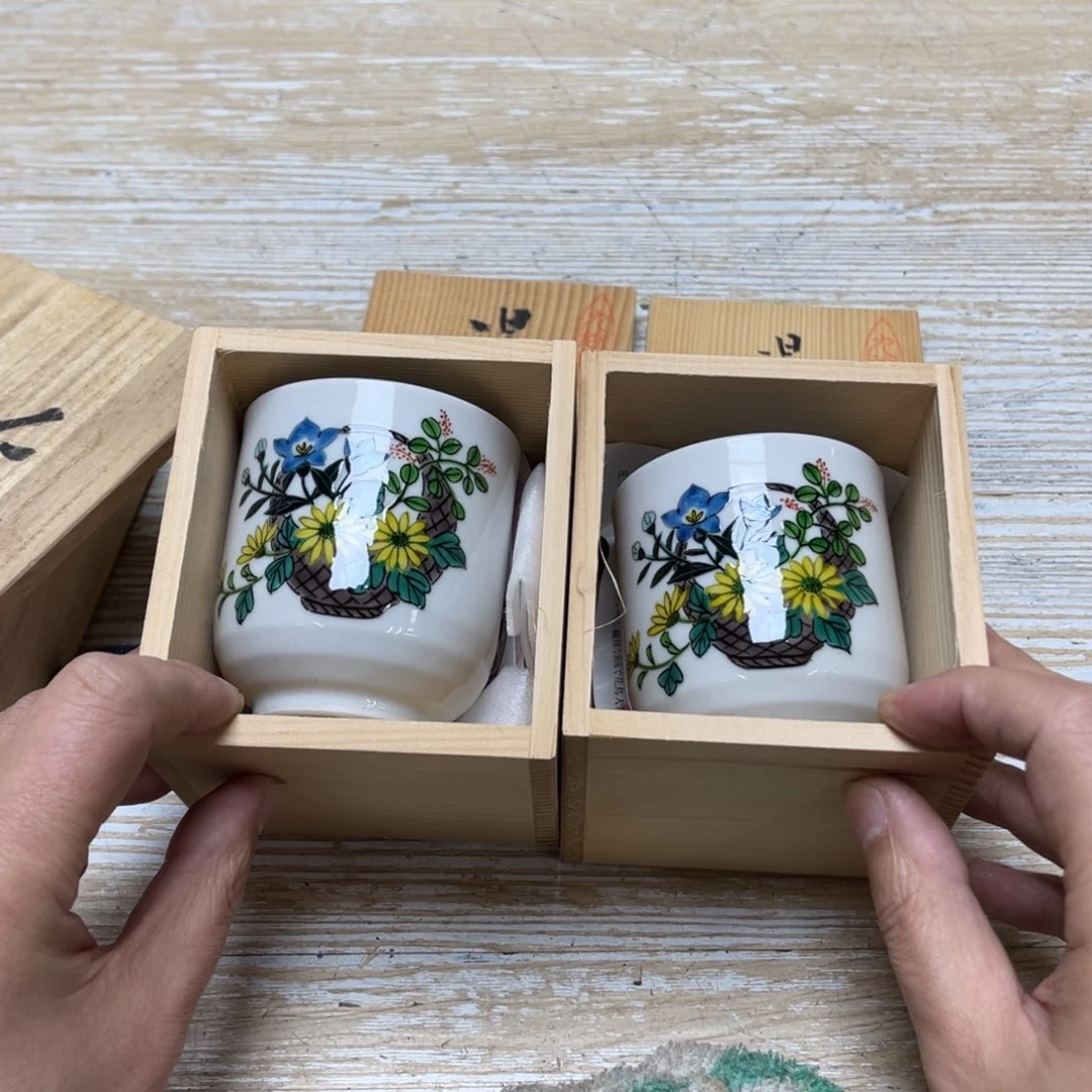 瓷片光**者密密麻麻地排列着一个