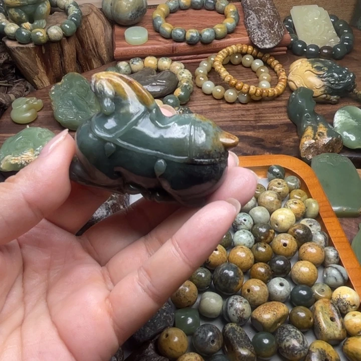 貝***貝未镶嵌岫岩河磨玉（透闪石质玉）珠宝奇石