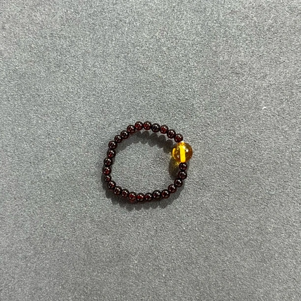 7305-血珀戒指一个