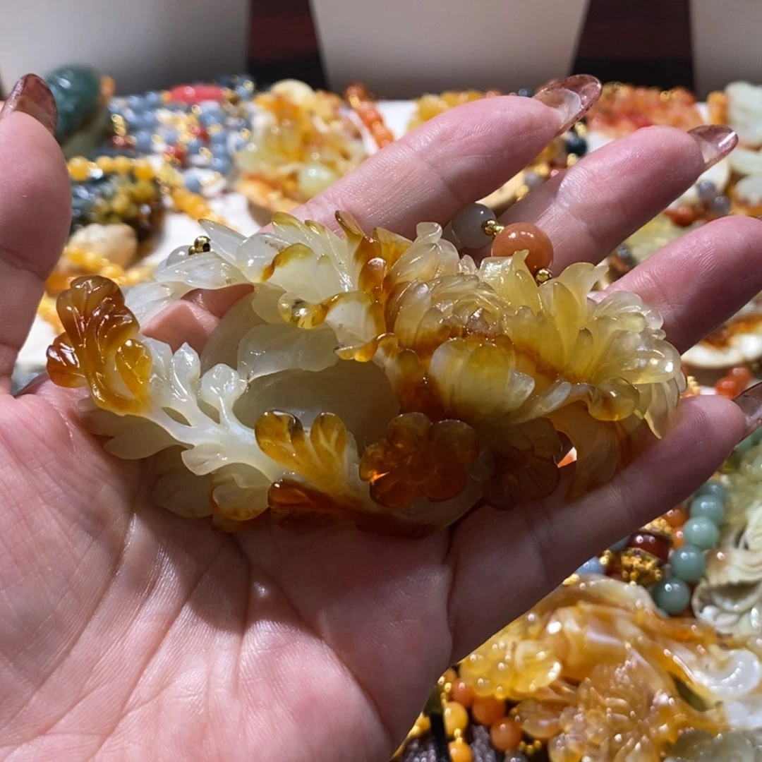 年***范蛇纹石玉未镶嵌颈饰