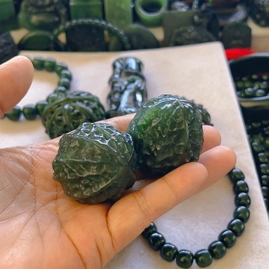 蛇纹石玉未镶嵌颈饰一**灰