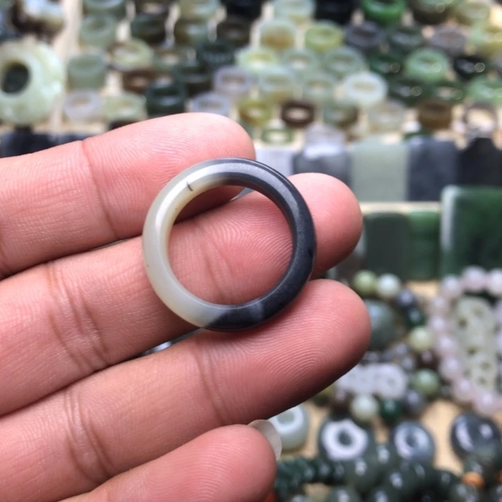 漂***海和田玉未镶嵌颈饰