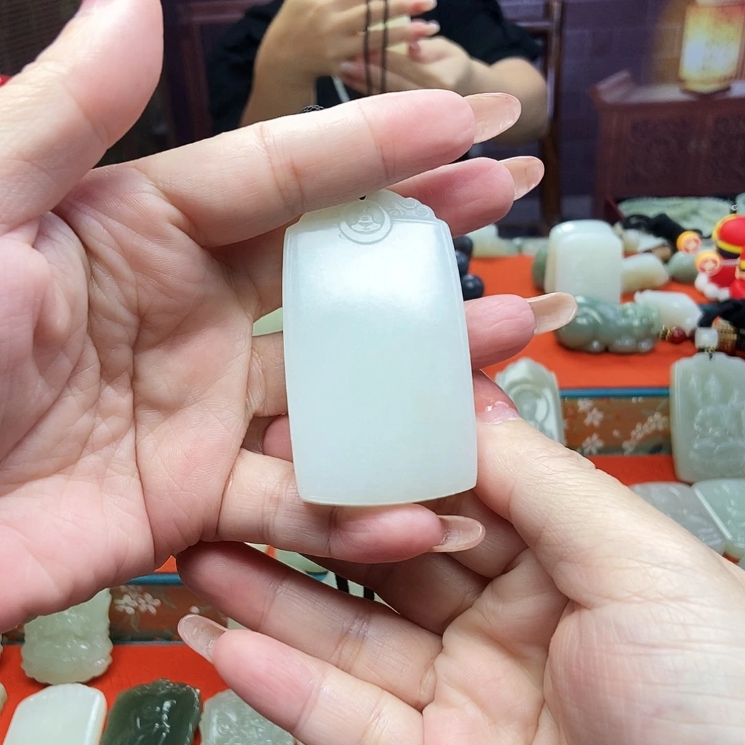 颈饰未镶嵌和田玉磊*