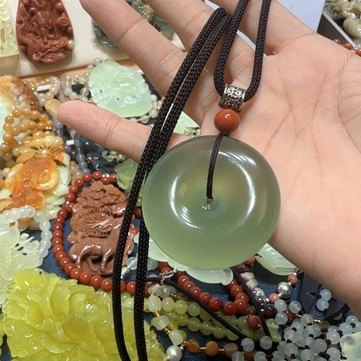 合金蛇纹石玉吊坠