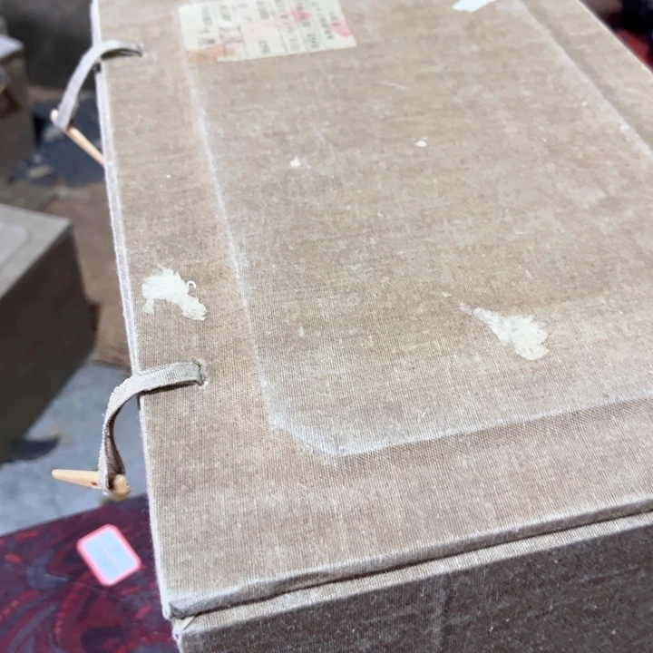 瓷片就坐我后面还有一个小