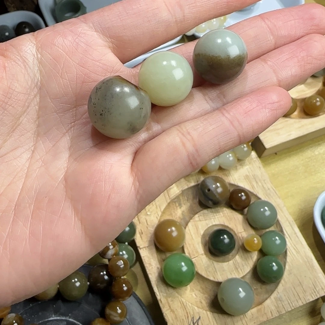 新疆和田玉籽料清花多宝