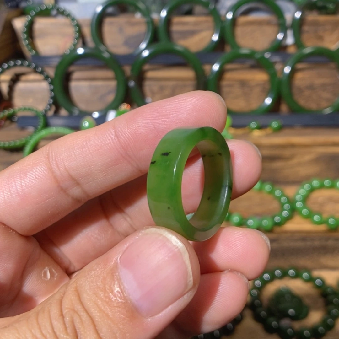 【闪购商品】吊坠(不含链)未镶嵌和田玉向**生俄料阳绿戒圈 18.8