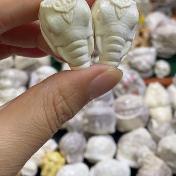 配饰鹿角雕刻一个出