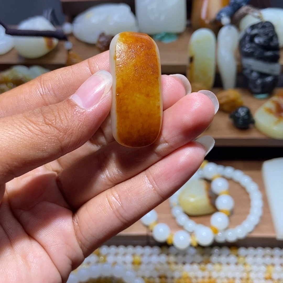 衣***人和田玉未镶嵌颈饰