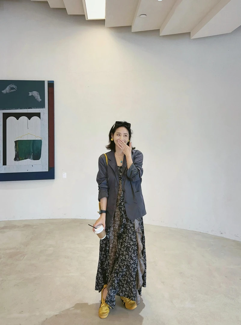 2025秋季韩系穿搭一整套灰色西装外套女搭配碎花吊带连衣裙两件套