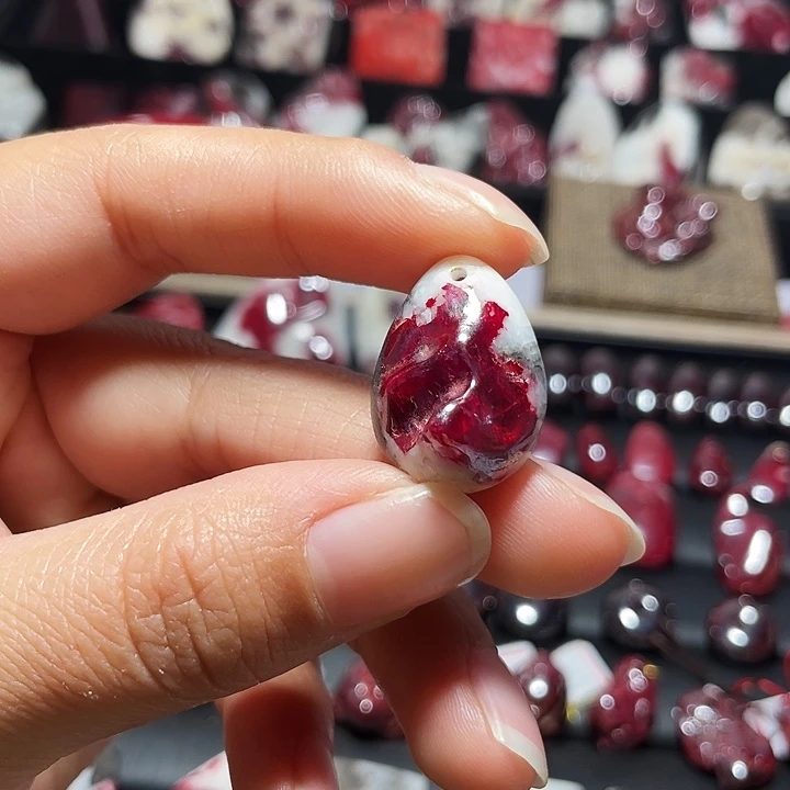 天然辰砂原石晶体吊坠