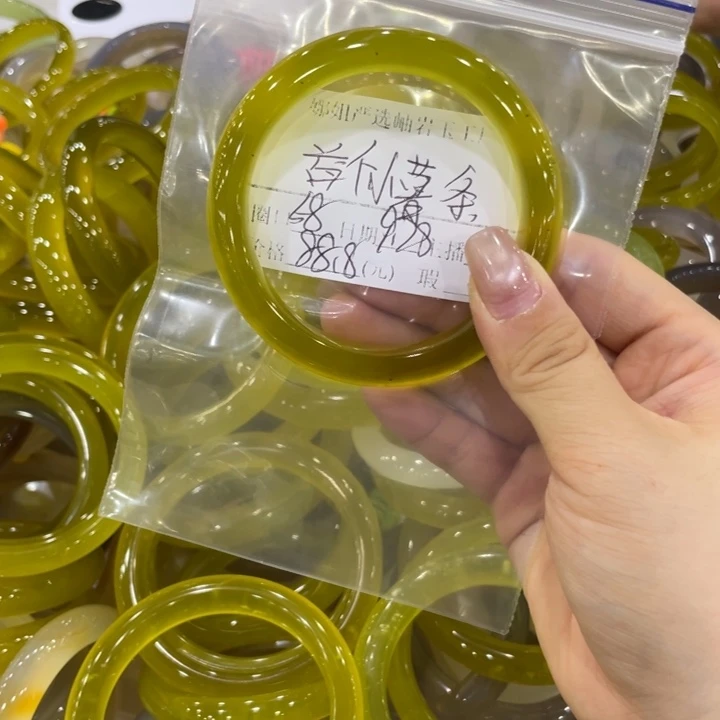 未镶嵌蛇纹石玉手镯益****?