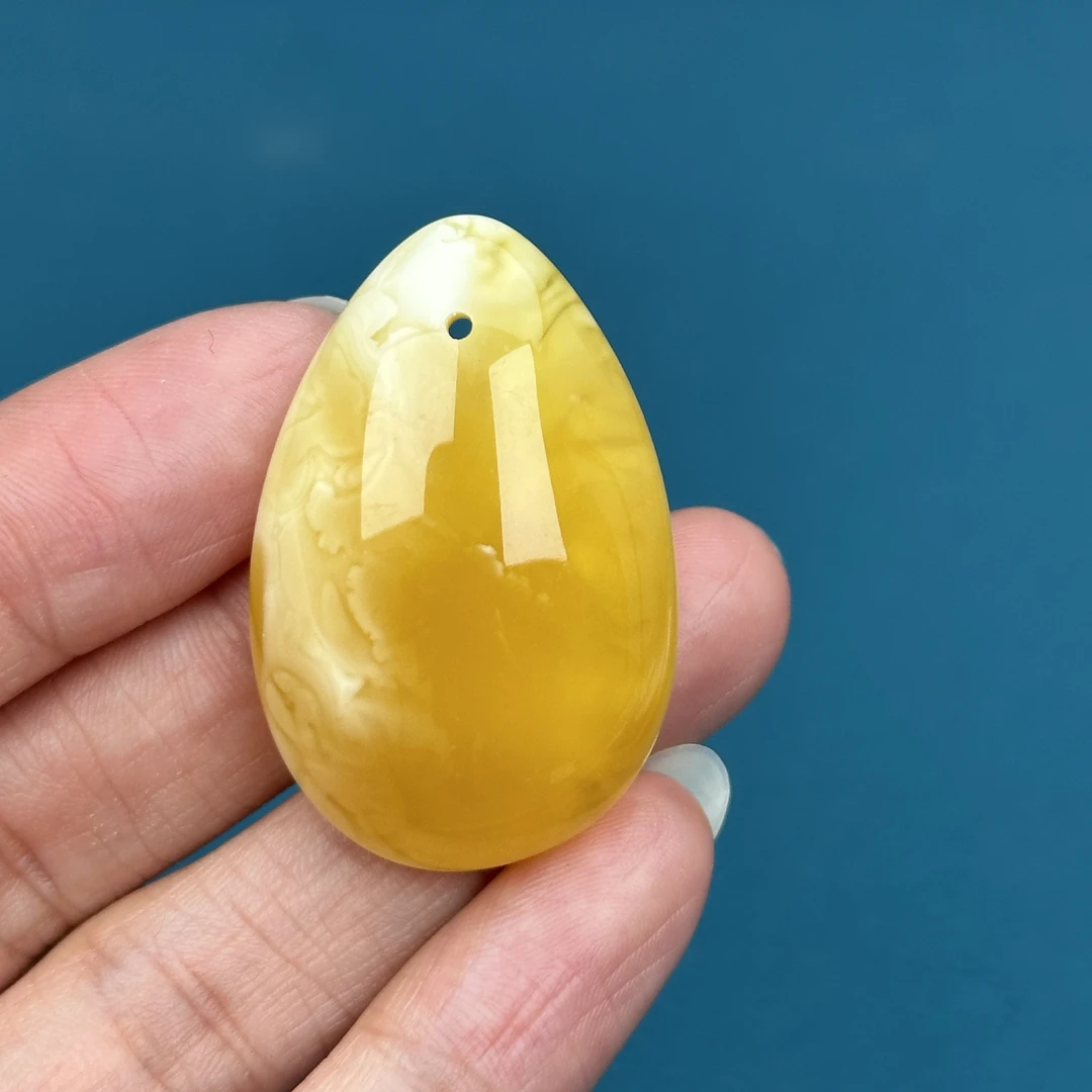 Y6526天然原矿蜜蜡 鸡油黄妖花水滴牌 24*36mm抖音基地质检发货