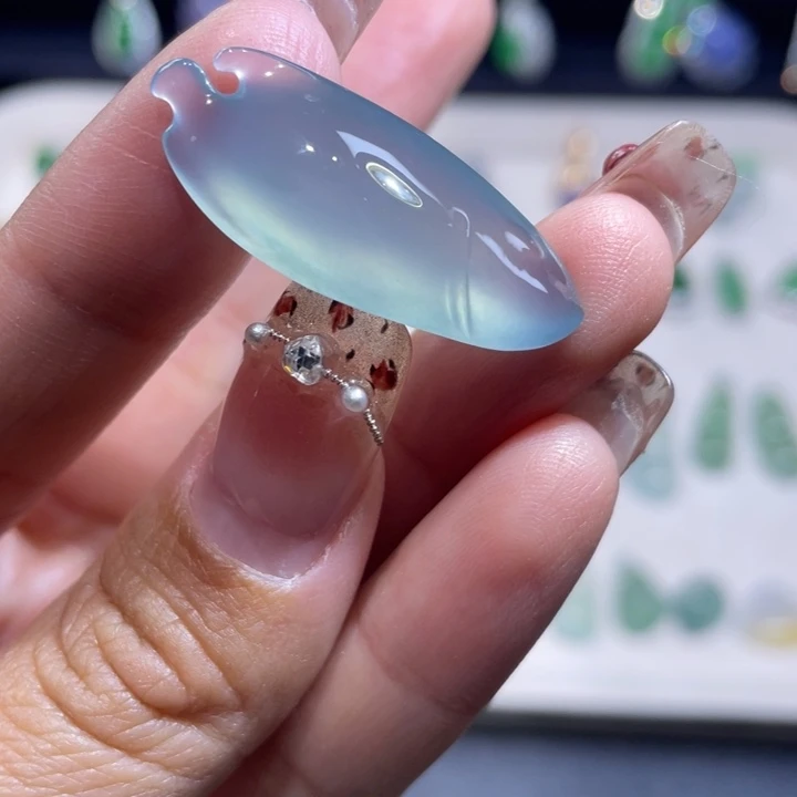 翡翠未镶嵌颈饰金鱼