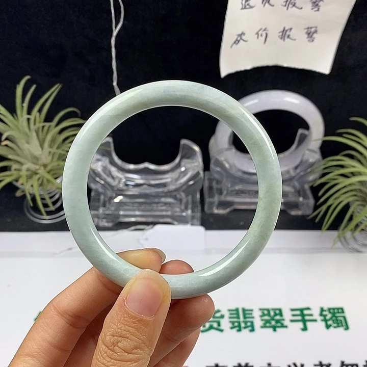 翡翠未镶嵌手镯56号。 59.9圈