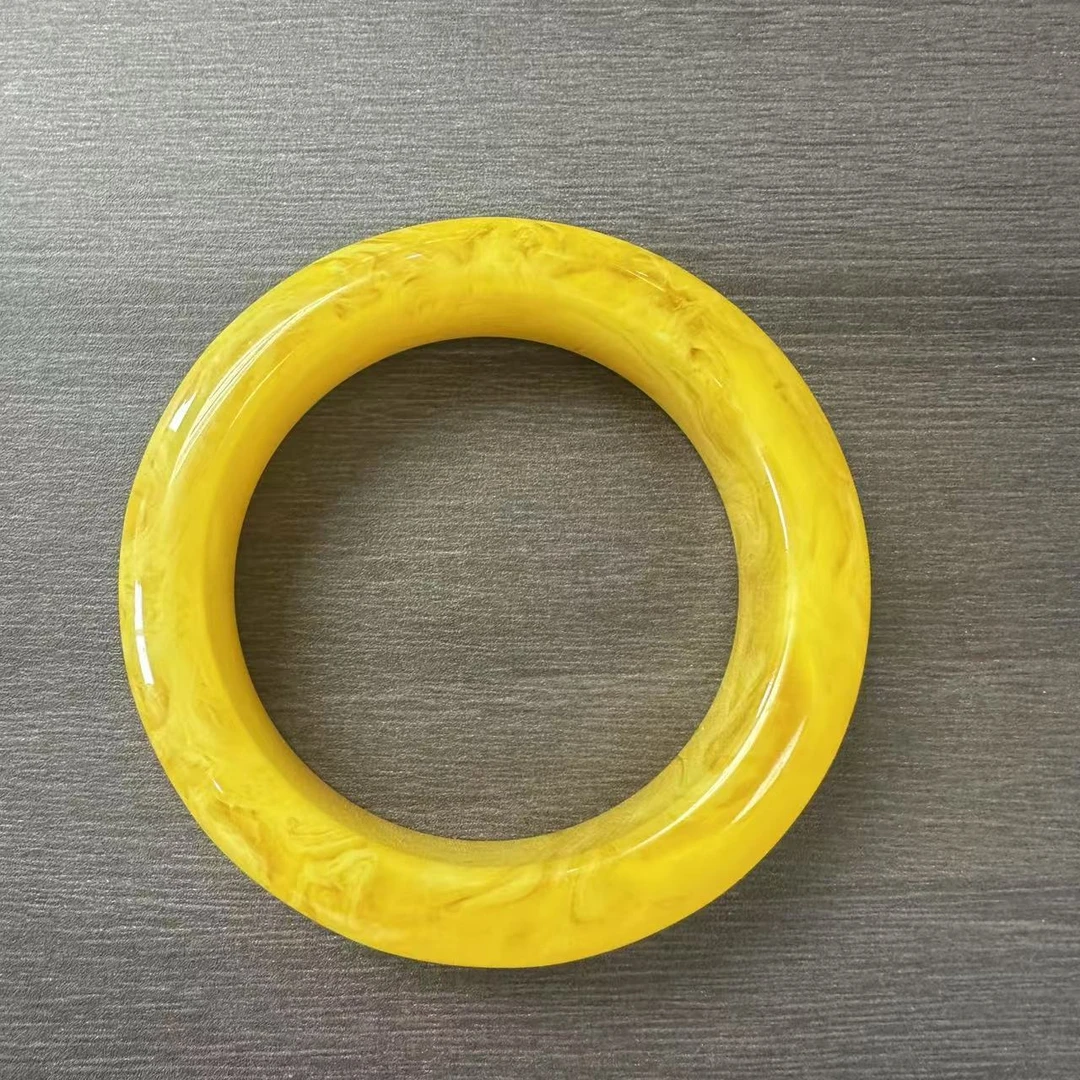 鸡油黄蜜蜡手镯一条