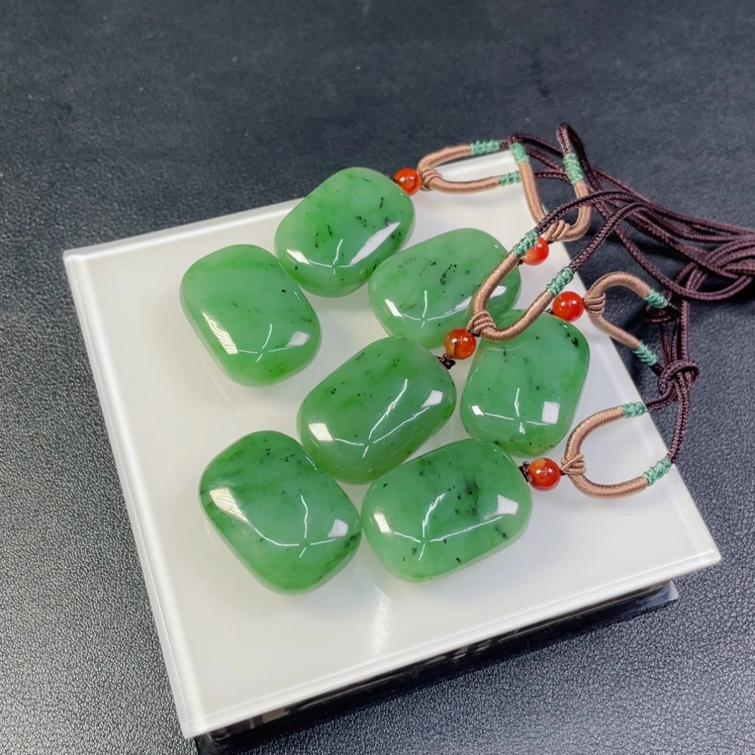 和田玉未镶嵌颈饰苹果绿无事牌12