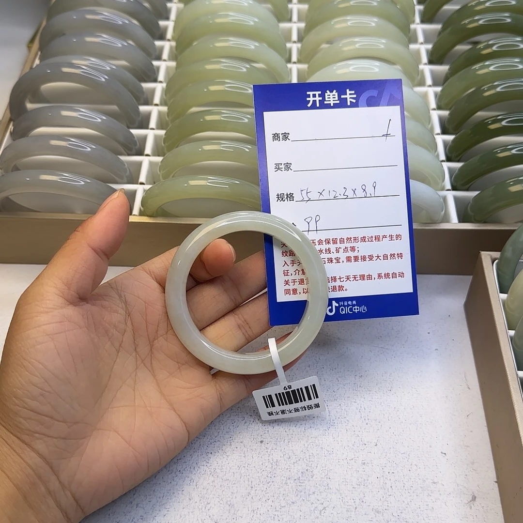 和田玉未镶嵌手镯
