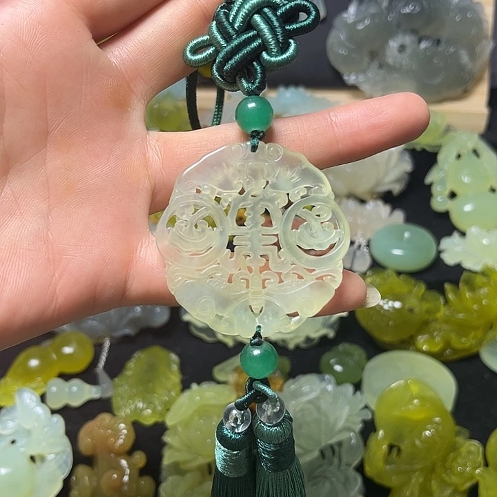 蛇纹石玉未镶嵌颈饰