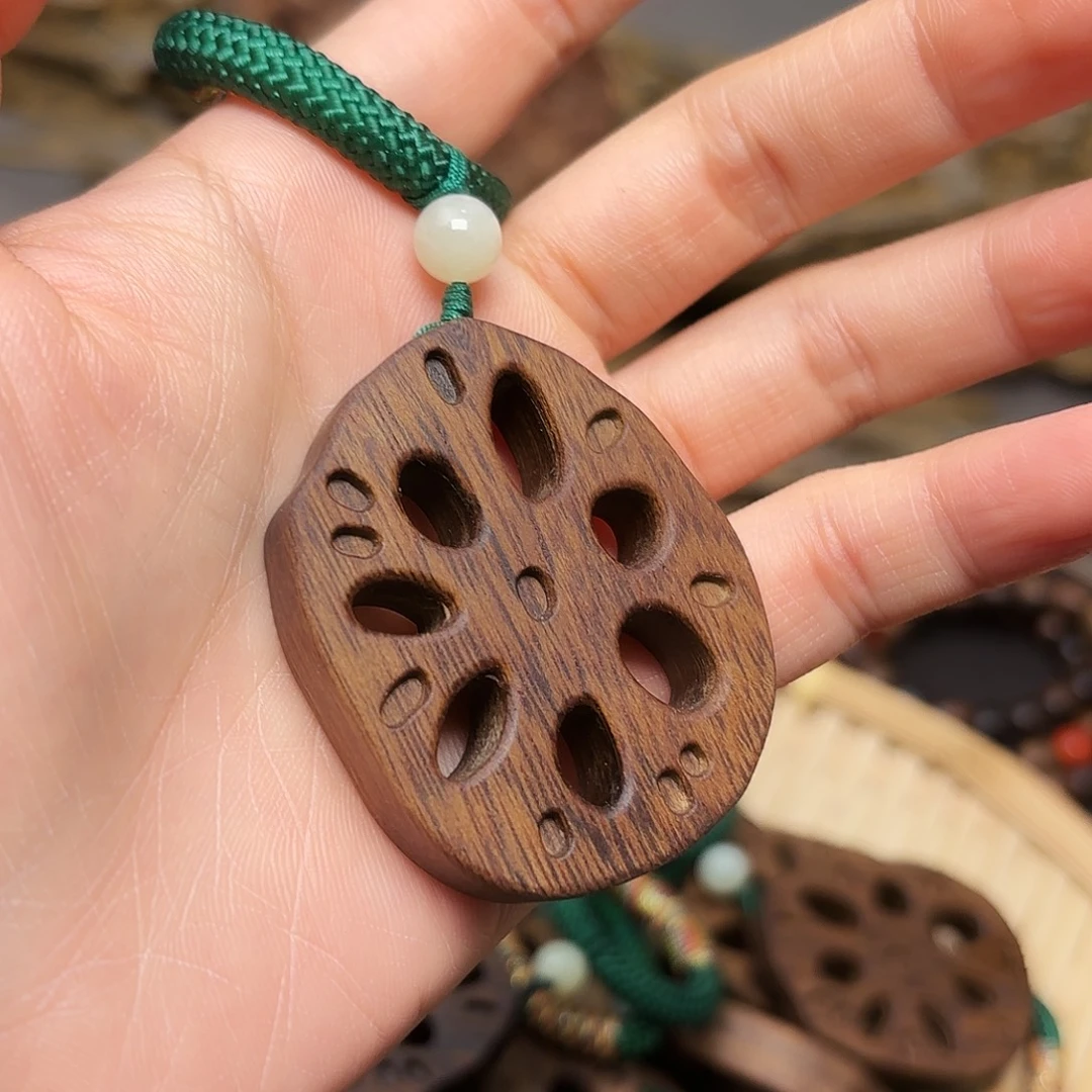 沉香手把件越南富森红土莲藕片雕刻